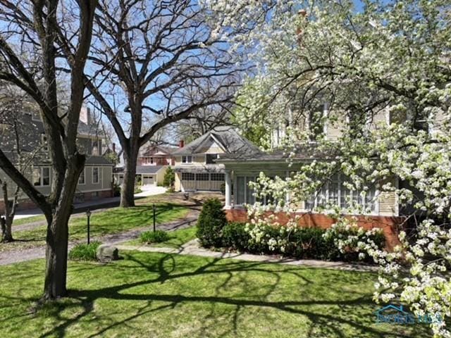 view of home's community featuring a yard