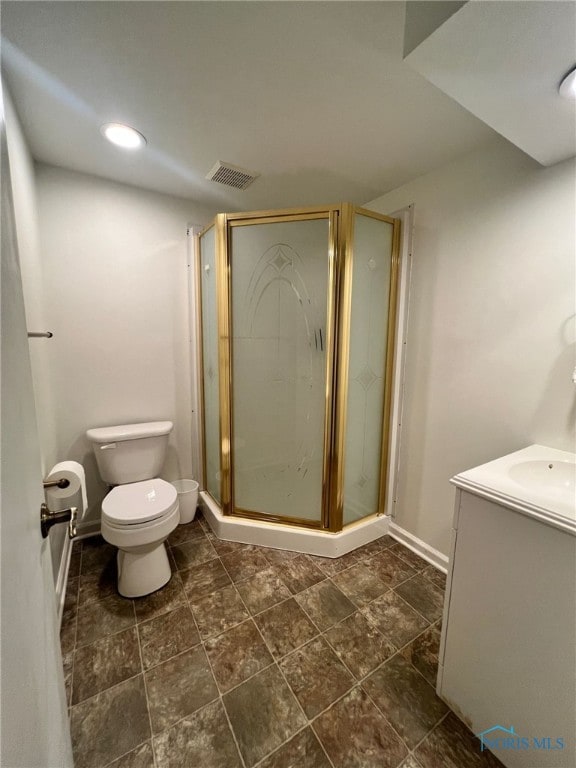 full bathroom featuring toilet, visible vents, a shower stall, and baseboards