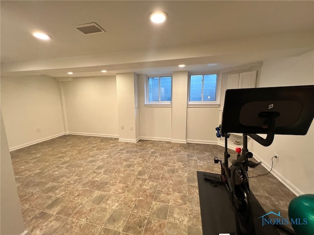 exercise area featuring visible vents, recessed lighting, and baseboards