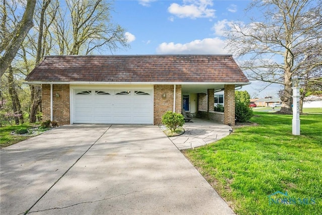 view of front of home with brick siding, an attached garage, driveway, and a front yard
