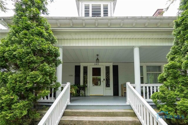 202 Hancock St, Findlay, OH 45840 - entrance to property featuring a porch
