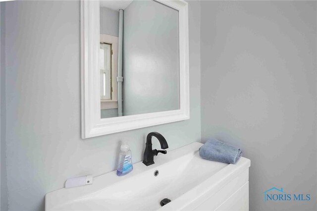 202 Hancock St, Findlay, OH 45840 - bathroom with vanity