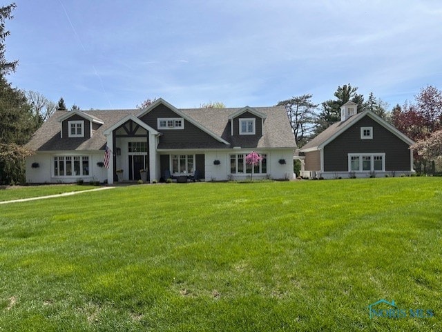 view of front facade featuring a front lawn