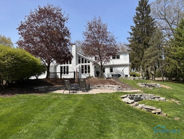 view of yard featuring a patio