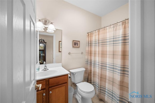 full bath featuring vanity, a shower with curtain, and toilet