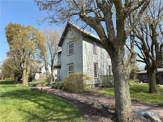 view of side of property featuring a lawn