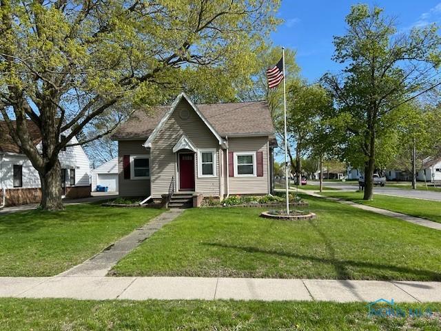 view of front of property featuring a garage and a front yard