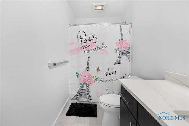 full bathroom featuring vanity, baseboards, a shower with shower curtain, and toilet