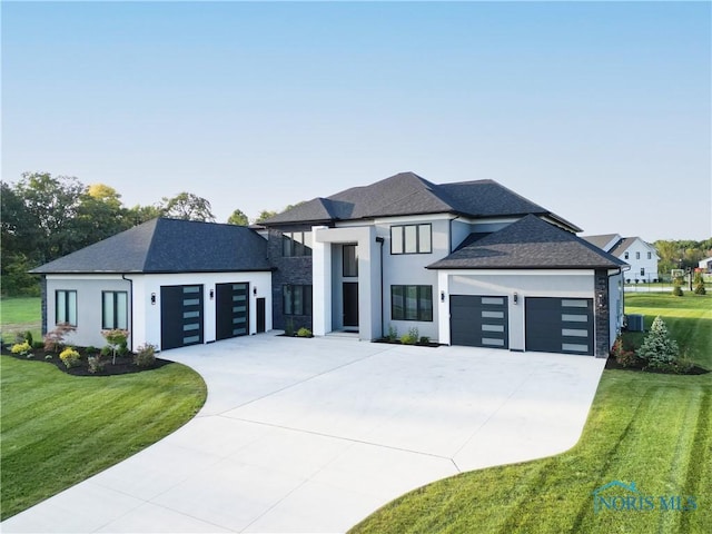 view of front facade featuring a garage, stucco siding, concrete driveway, and a front yard