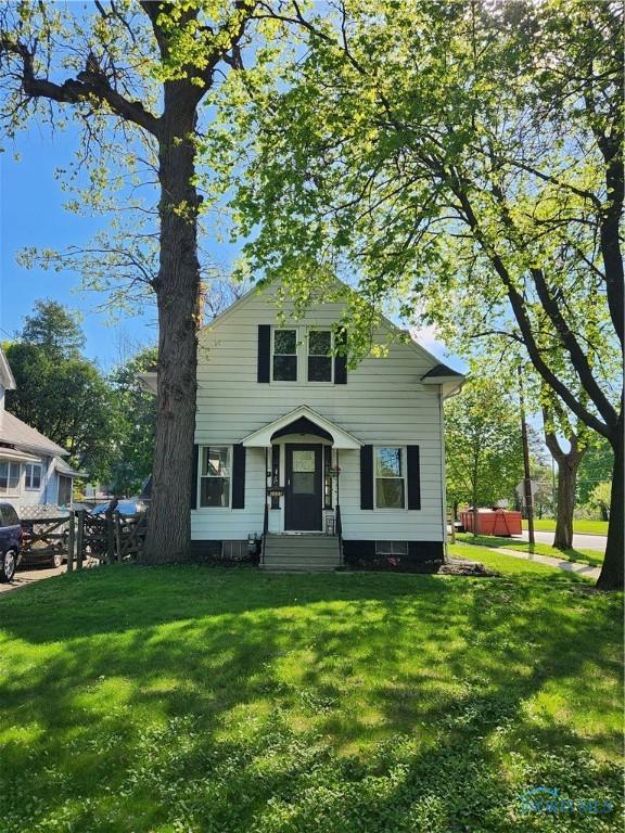 bungalow-style house featuring a front lawn