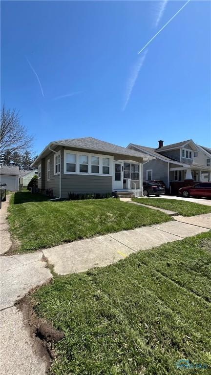 view of front of property featuring a front lawn