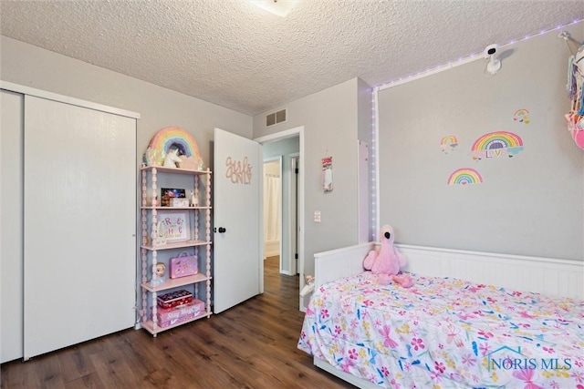 2123 Keen Ave, Toledo, OH 43611 - bedroom with visible vents, a closet, wood finished floors, a textured ceiling, and a wainscoted wall