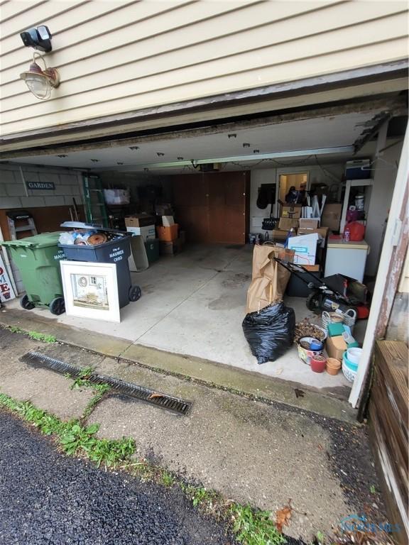 633 Southfield Dr, Maumee, OH 43537 - view of garage