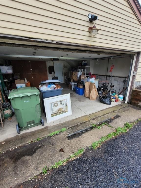 633 Southfield Dr, Maumee, OH 43537 - view of garage