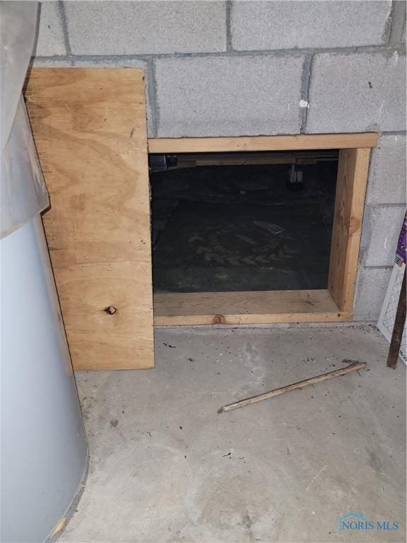 633 Southfield Dr, Maumee, OH 43537 - detailed view of concrete flooring