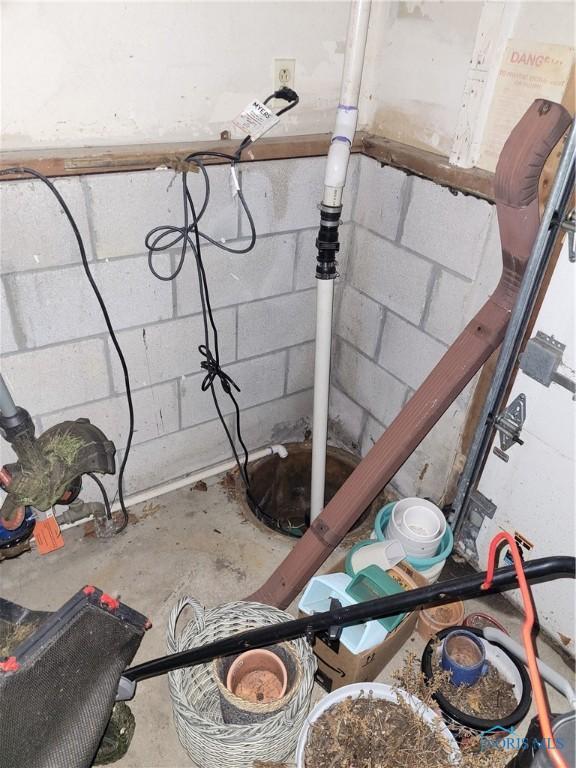 633 Southfield Dr, Maumee, OH 43537 - detailed view of concrete floors and concrete block wall
