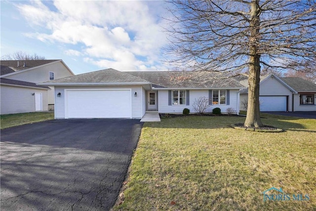 view of front facade featuring a garage, a shingled roof, driveway, and a front yard