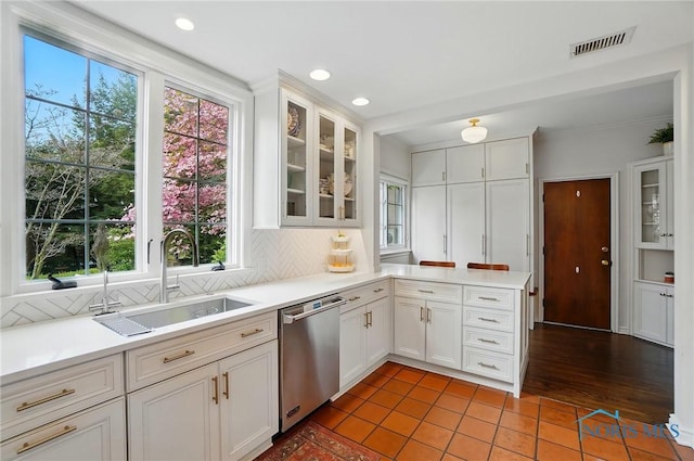 3405 Chestnut Hill Rd, Ottawa Hills, OH 43606 - kitchen featuring dishwasher, a sink, tasteful backsplash, light countertops, and a peninsula