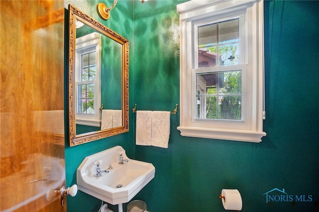 3405 Chestnut Hill Rd, Ottawa Hills, OH 43606 - bathroom with a sink