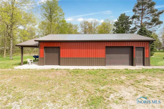 view of detached garage