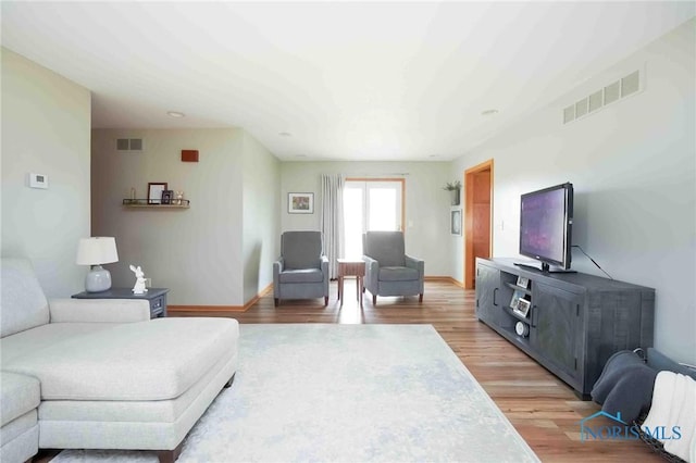 2028 Lakeland Dr, Findlay, OH 45840 - living room featuring visible vents, light wood-style flooring, and baseboards