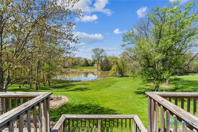 view of yard featuring a water view