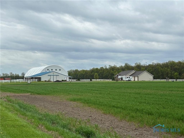 view of yard featuring a rural view