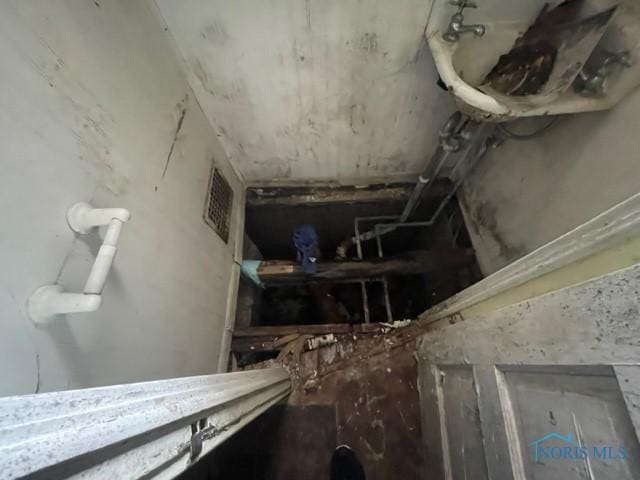 2004 Calumet Ave, Toledo, OH 43607 - interior space featuring visible vents
