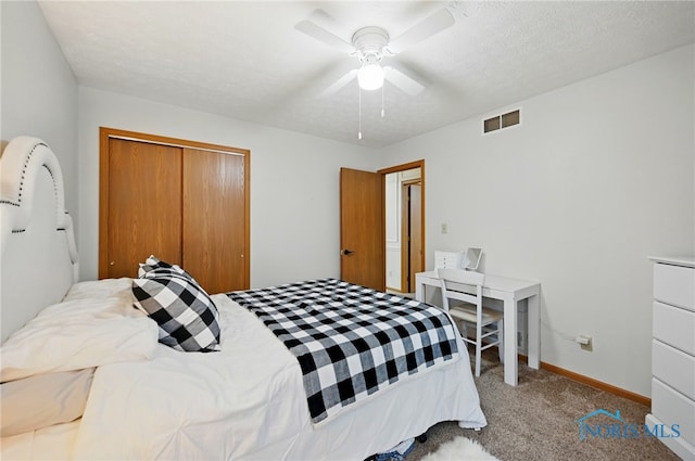 bedroom with visible vents, a ceiling fan, a closet, baseboards, and carpet flooring