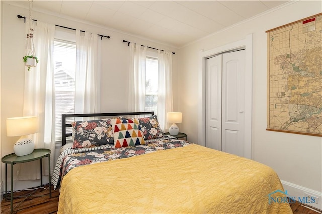 1407 Kenyon Dr, Toledo, OH 43614 - bedroom featuring a closet, wood finished floors, ornamental molding, and baseboards