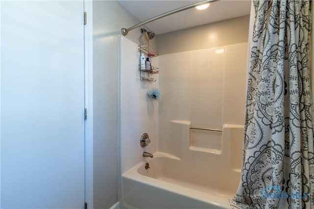 bathroom featuring shower / tub combo