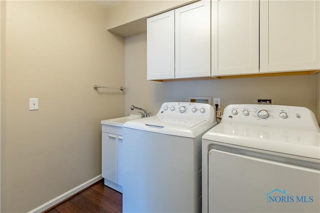 laundry room featuring dark wood-style flooring, washing machine and dryer, baseboards, a sink, and cabinet space