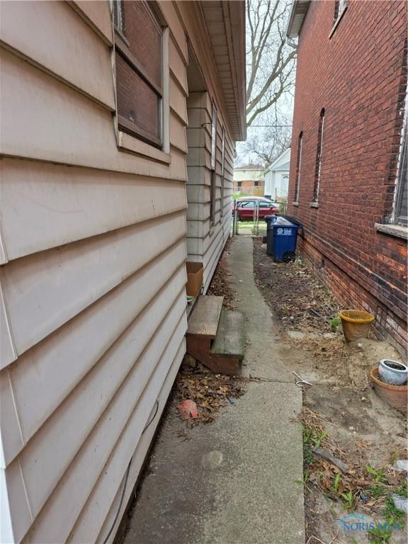 362 Burger St, Toledo, OH 43605 - view of side of property