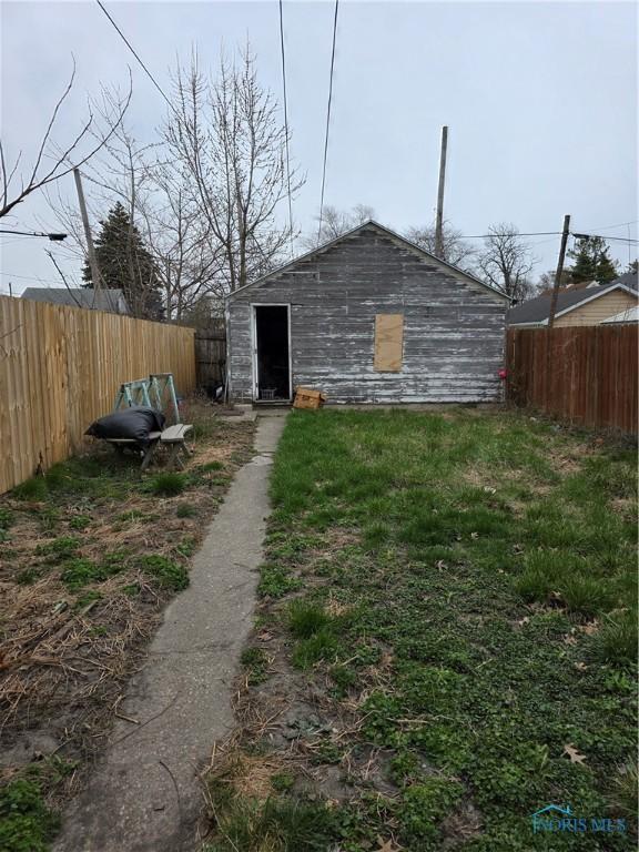 362 Burger St, Toledo, OH 43605 - view of outdoor structure featuring fence and an outbuilding