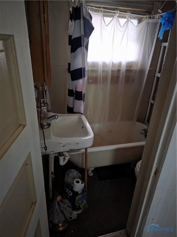 362 Burger St, Toledo, OH 43605 - bathroom featuring a sink and shower / bath combo