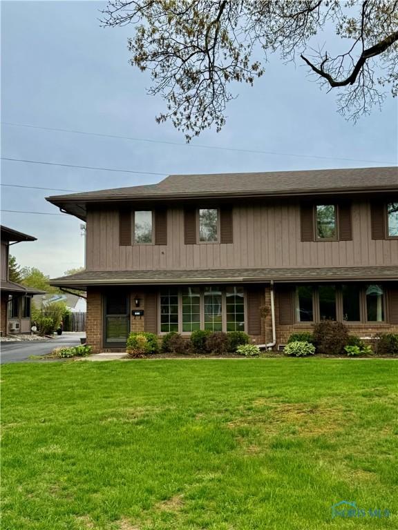 view of front of property with a front yard
