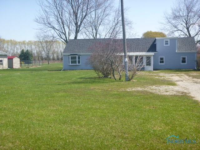 view of yard with driveway
