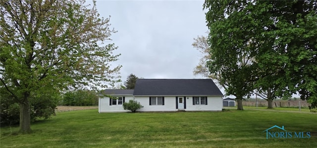 cape cod-style house featuring a front lawn