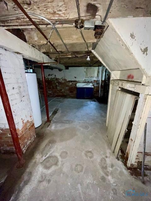 631 Clark St, Toledo, OH 43605 - unfinished basement with water heater