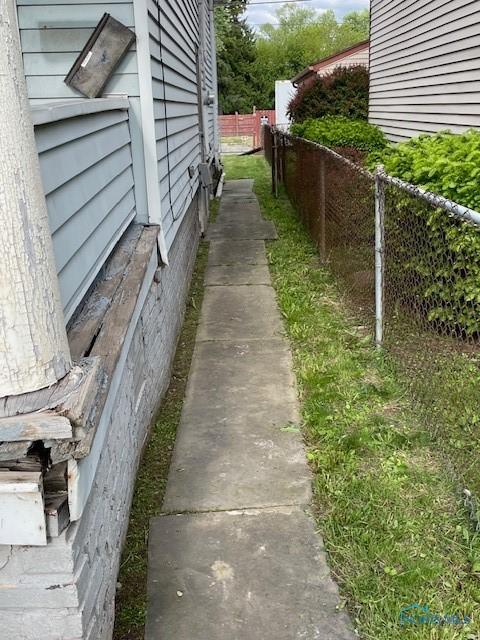631 Clark St, Toledo, OH 43605 - view of side of property