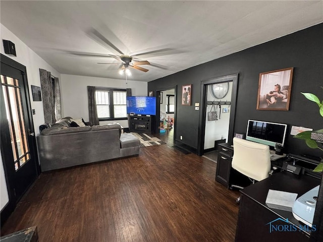 living room with dark wood-style flooring and ceiling fan