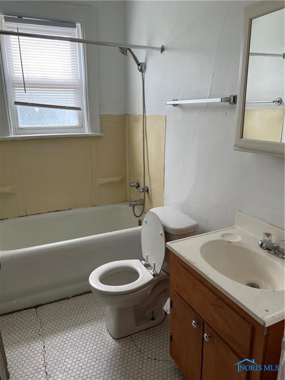 2289 Upton Ave, Toledo, OH 43606 - full bath featuring toilet, tub / shower combination, and vanity