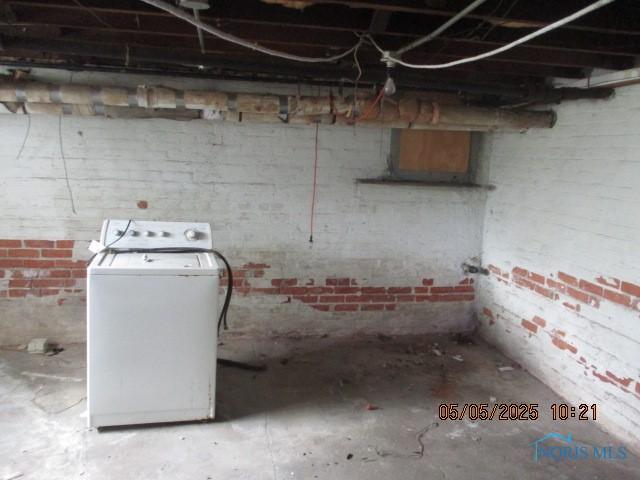 unfinished basement with washer / clothes dryer
