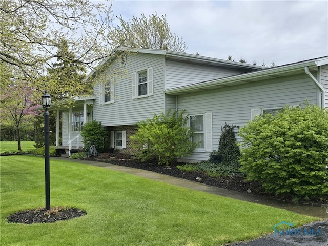 view of front of home with a front lawn
