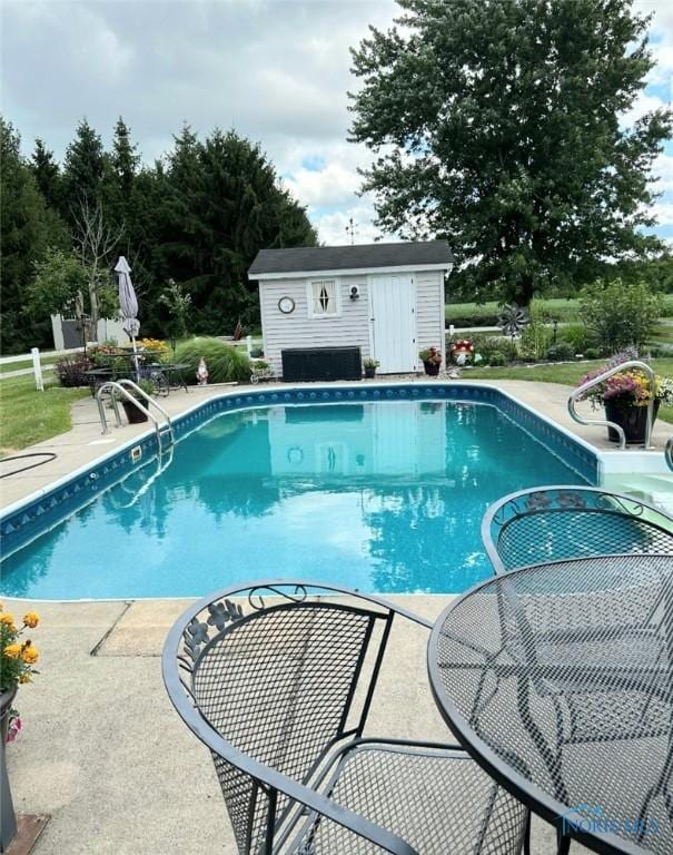 13941 Hannah Rd, Bowling Green, OH 43402 - outdoor pool with a patio and an outdoor structure