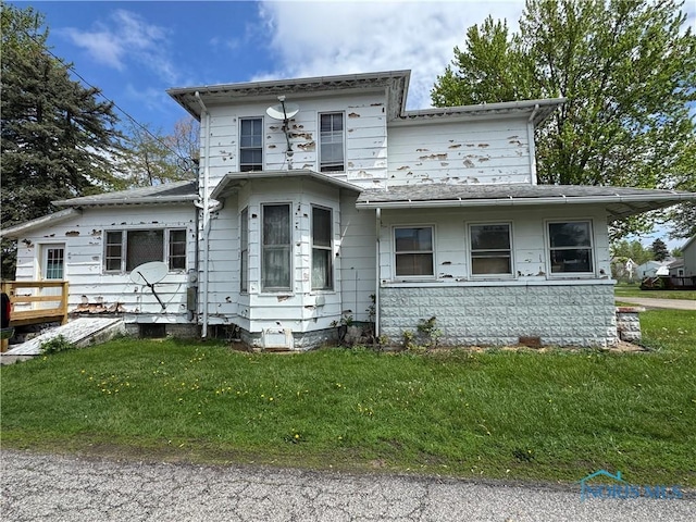 view of front of property with a front yard