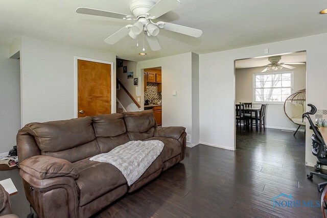 living area with ceiling fan, dark wood finished floors, baseboards, and recessed lighting