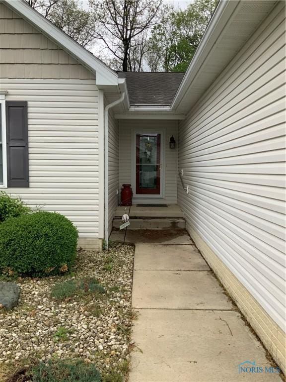 109 Rivers Edge Ln Unit C, Upper Sandusky, OH 43351 - property entrance with a shingled roof