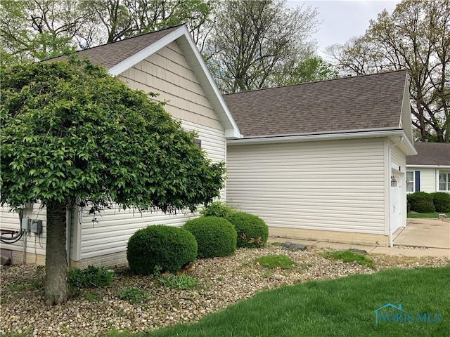 109 Rivers Edge Ln Unit C, Upper Sandusky, OH 43351 - view of side of home with roof with shingles