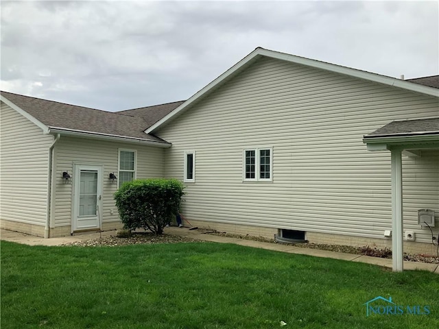109 Rivers Edge Ln Unit C, Upper Sandusky, OH 43351 - view of home's exterior featuring a yard, roof with shingles, and crawl space
